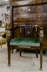 Scrivania NAPOLEONE III (ritorno d'Egitto) in mogano, con bronzi dorati , piano con pelle originale serigrafata ora e coppia di sedie in mogano con bronzi e foderate in velluto verde